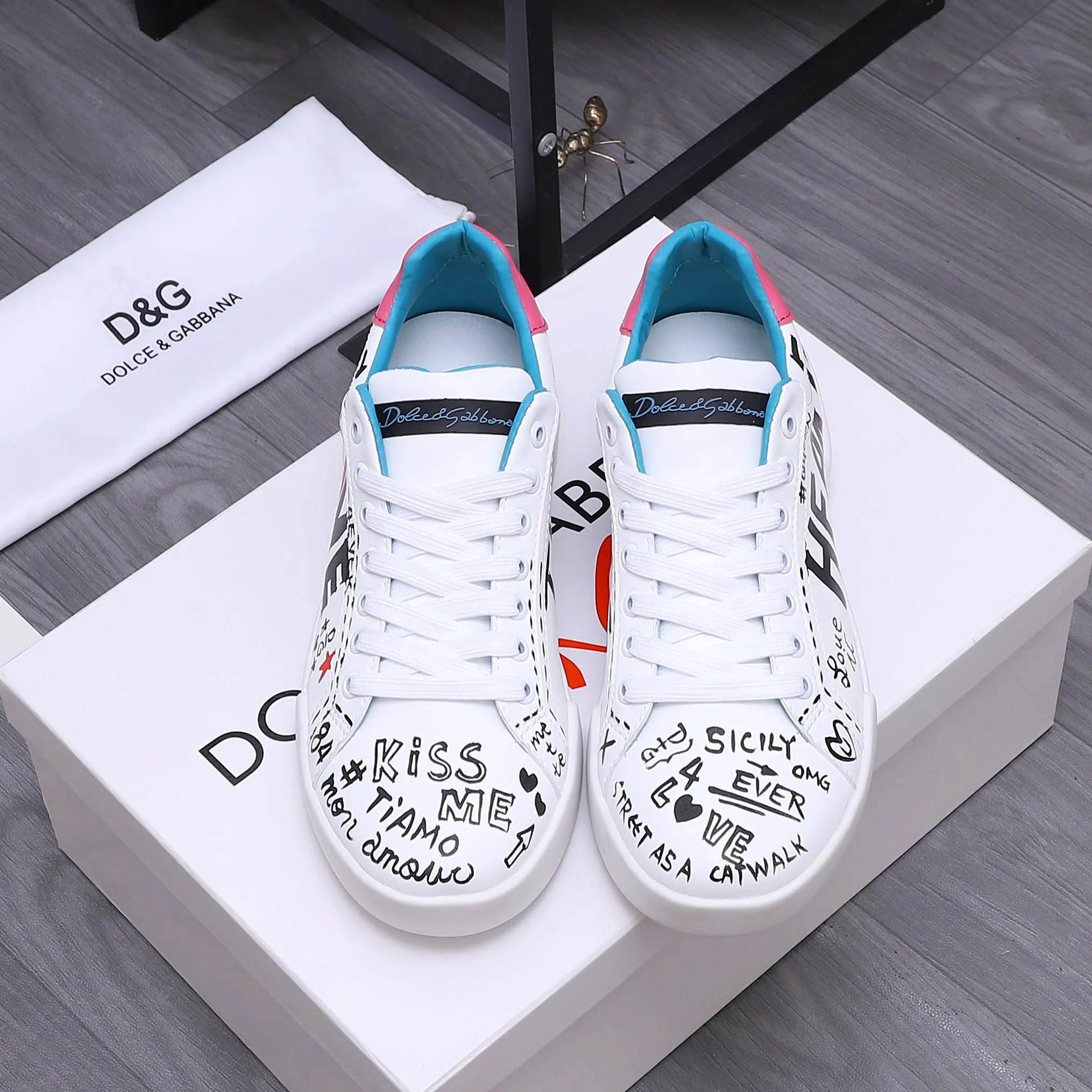 Men's shoes 💰480 Product trademark: DG (Dolce & Gabbana) couple's casual shoes Regular size: 35-46 (45.46 is custom-made and non-refundable) Product materials: Selected graffiti cowhide upper, leather lining, cowhide insole, original outsole